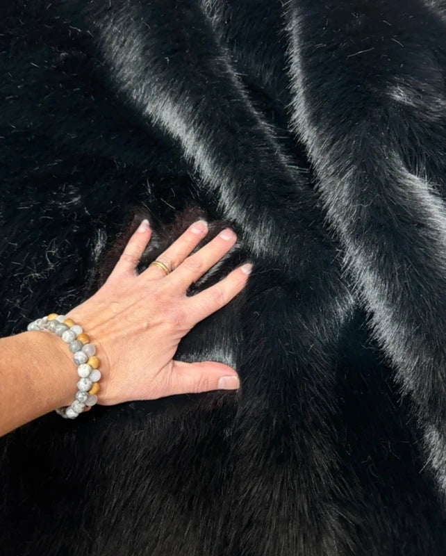 Coupon tissu fausse fourrure douce de qualité noir à poils mi-longs 34cmx93cm