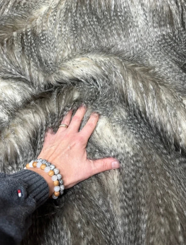Fausse fourrure gris nuancé poils très longs 6/7 cm effet plumes – Coupon 20×115 cm