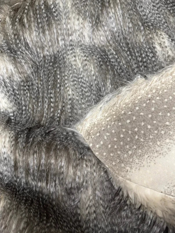 Fausse fourrure gris nuancé poils très longs 6/7 cm effet plumes – Coupon 20×115 cm