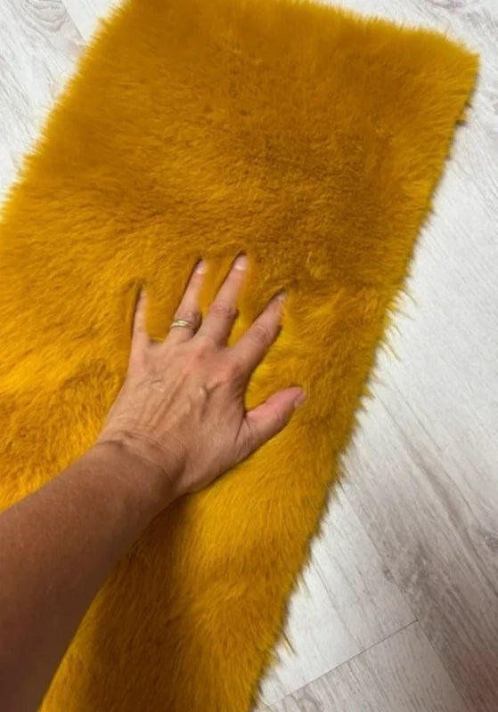 Coupon bande tissu fausse fourrure douce, épaisse à poils longs jaune moutarde miel 26cm x60cm
