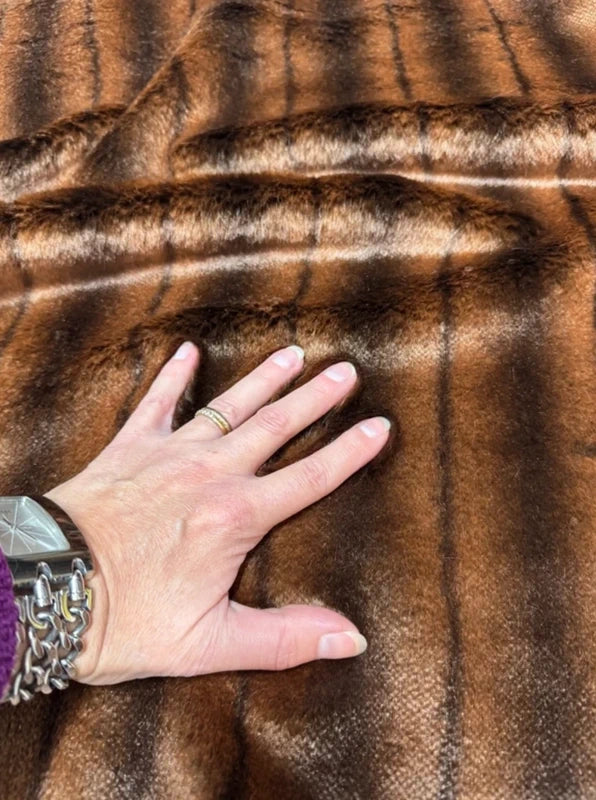 Coupon tissu fausse fourrure douce et de qualité à poils mi-longs marron roux 30cm x 67cm