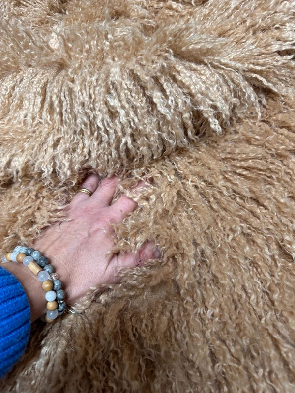 Coupon tissu fausse fourrure douce à poils longs frisé beige marron clair 30cmx72cm