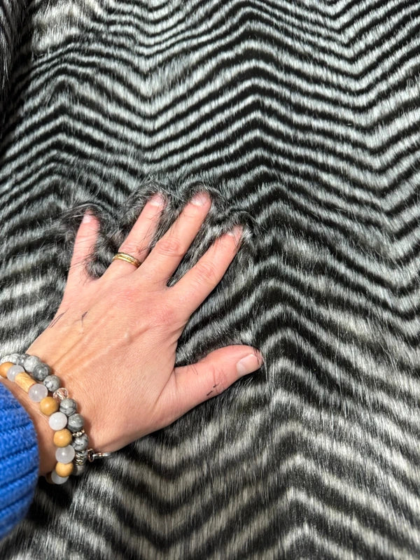 Fausse fourrure gris et noir poils longs effet chevrons – Coupon 30x90 cm