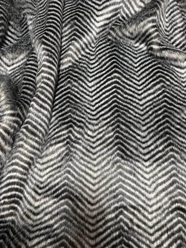 Fausse fourrure gris et noir poils longs effet chevrons – Coupon 30x90 cm