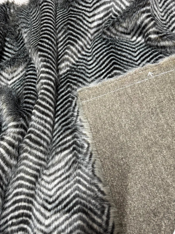 Fausse fourrure gris et noir poils longs effet chevrons – Coupon 30x90 cm