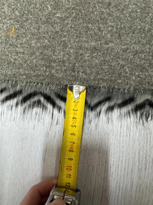 Fausse fourrure gris et noir poils longs effet chevrons – Coupon 30x90 cm