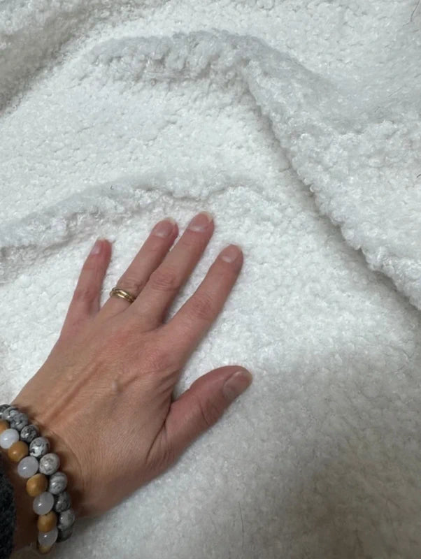 Coupon tissu fausse fourrure douce et légère à poils mi-longs frisés blanc 30cm x 150cm