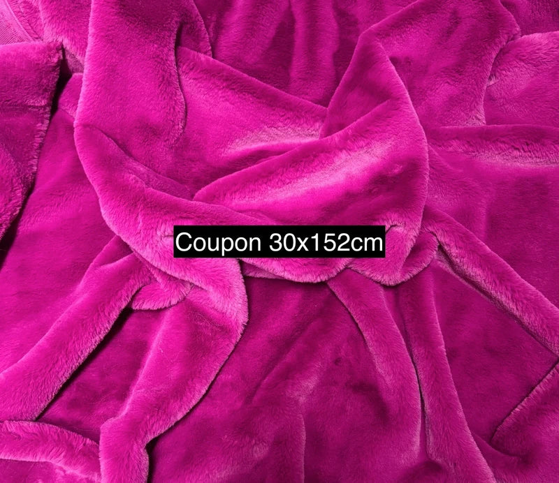 Coupon tissu fausse fourrure douce et épaisse à poils mi-longs rose fuchsia 30cm x 152cm