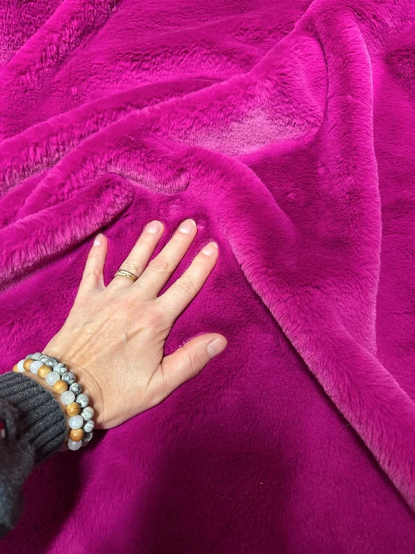 Coupon tissu fausse fourrure douce et épaisse à poils mi-longs rose fuchsia 30cm x 152cm