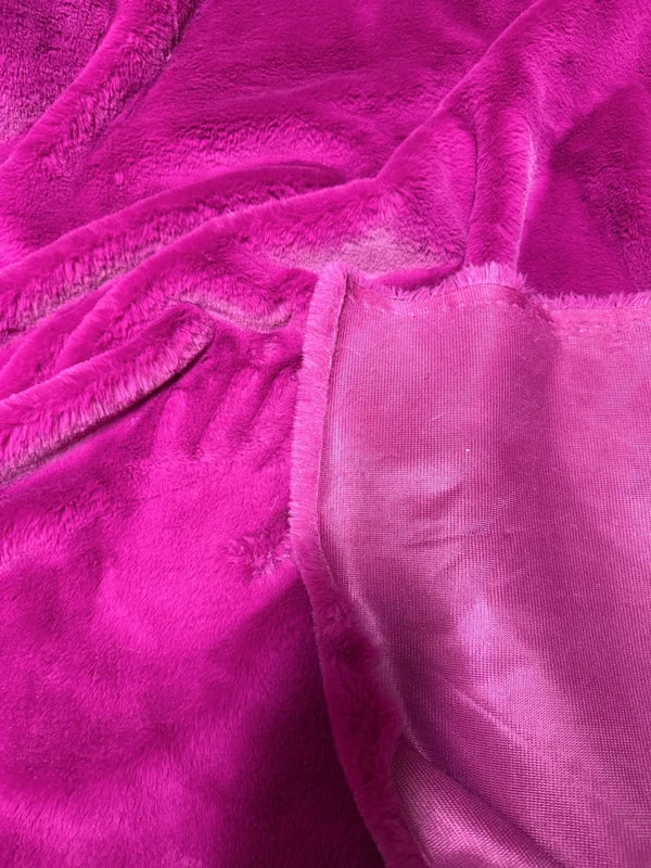 Coupon tissu fausse fourrure douce et épaisse à poils mi-longs rose fuchsia 30cm x 152cm