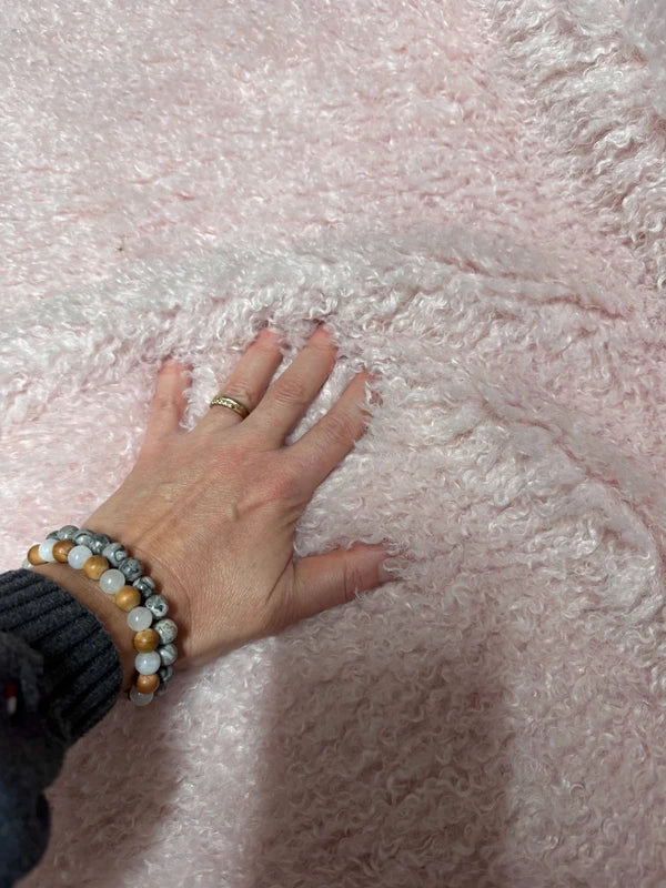 Coupon tissu fausse fourrure douce à poils mi-longs frisé rose clair 30cmx85cm