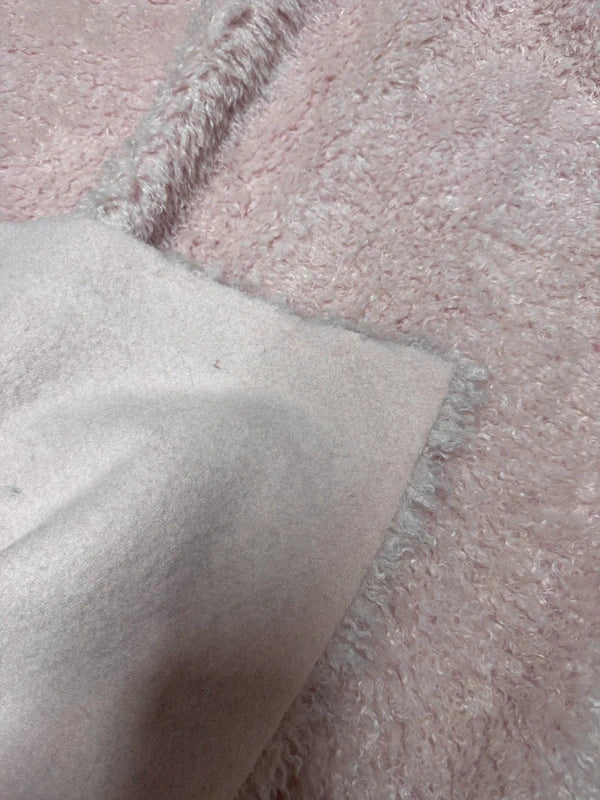 Coupon tissu fausse fourrure douce à poils mi-longs frisé rose clair 30cmx85cm