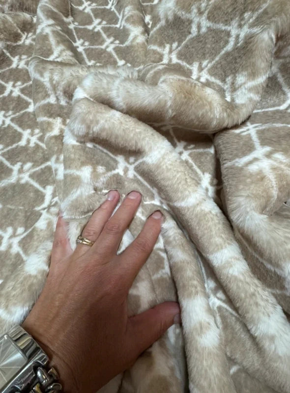Coupon tissu fausse fourrure douce et légère à poils mi-longs imprimée beige 30cm x 160cm