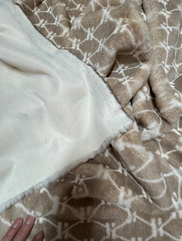 Coupon tissu fausse fourrure douce et légère à poils mi-longs imprimée beige 30cm x 160cm