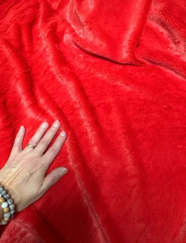Coupon tissu fausse fourrure douce rouge à poils courts 30cm x 155cm