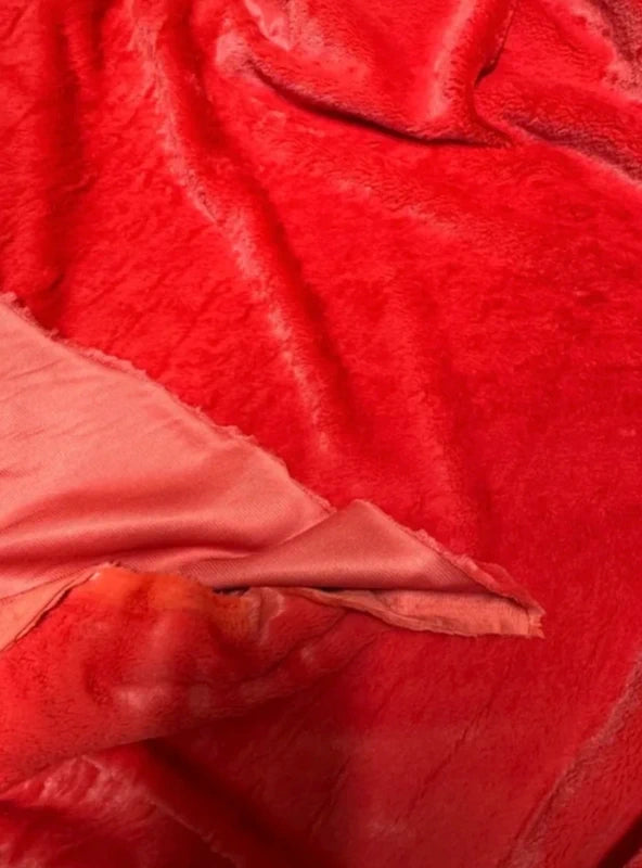 Coupon tissu fausse fourrure douce rouge à poils courts 30cm x 155cm