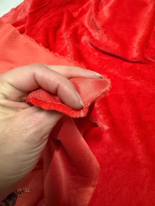 Coupon tissu fausse fourrure douce rouge à poils courts 30cm x 155cm
