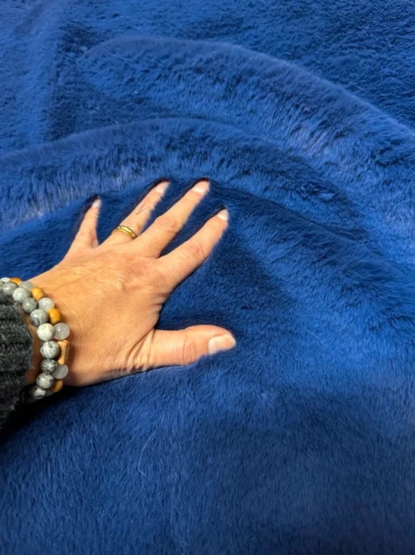 Coupon couture tissu fausse fourrure très douce et épaisse à poils mi-longs bleu/violet 24cm x 152cm