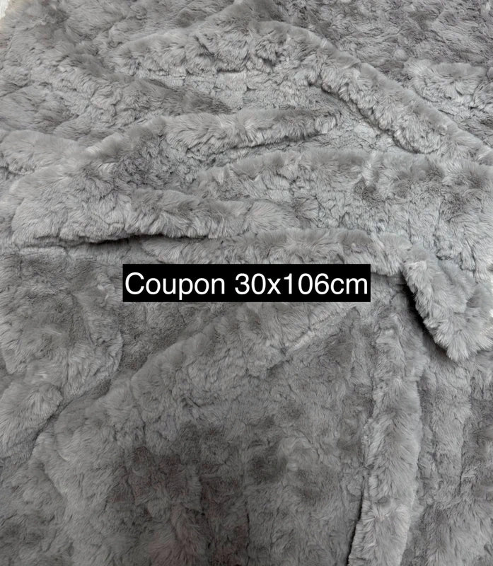 Coupon tissu fausse fourrure texturée bouclée à poils mi-longs gris 30cm x 106cm