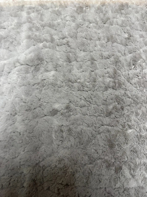 Coupon tissu fausse fourrure texturée bouclée à poils mi-longs gris 30cm x 106cm