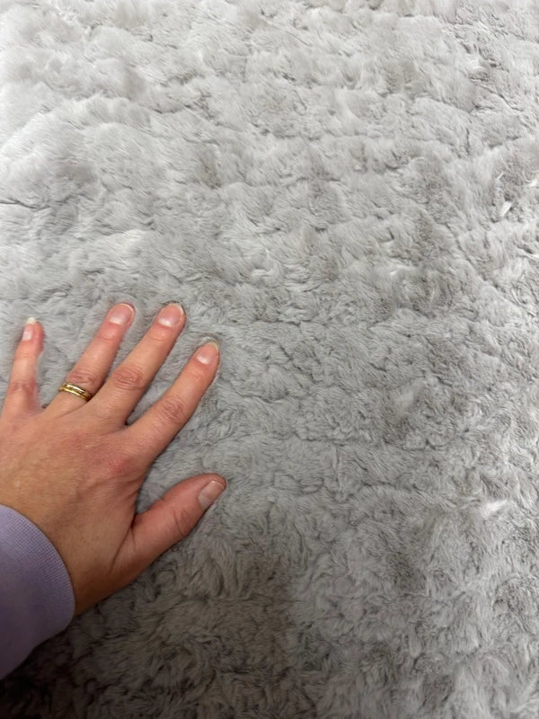 Coupon tissu fausse fourrure texturée bouclée à poils mi-longs gris 30cm x 106cm