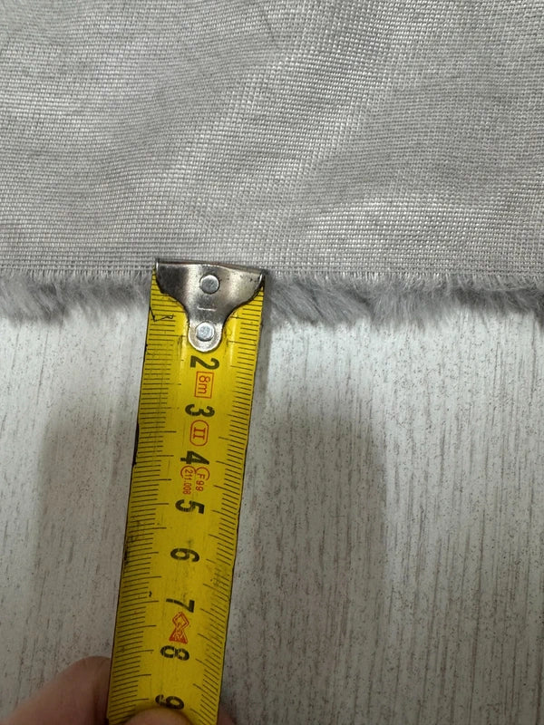 Coupon tissu fausse fourrure texturée bouclée à poils mi-longs gris 30cm x 106cm