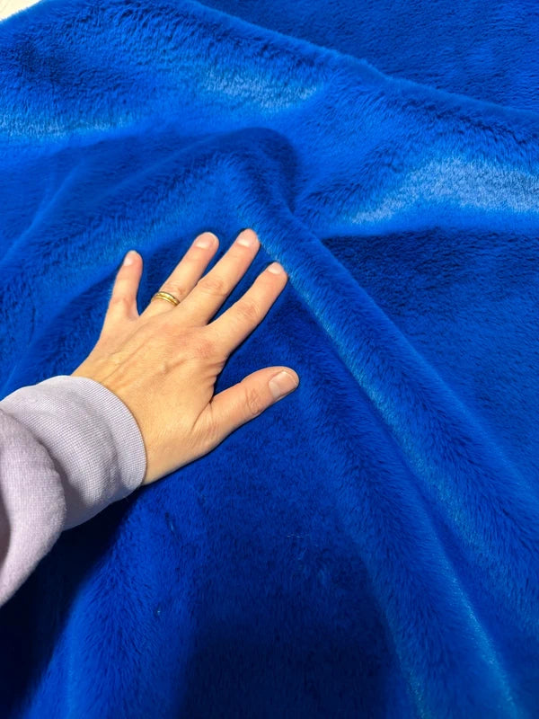 Fausse fourrure bleue épaisse et douce – Poils mi-longs 1,5 cm – Coupon 30×155 cm