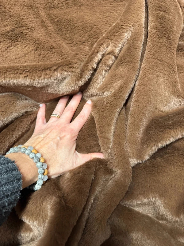 Coupon tissu fausse fourrure très douce et à poils courts marron 30cm x 155cm