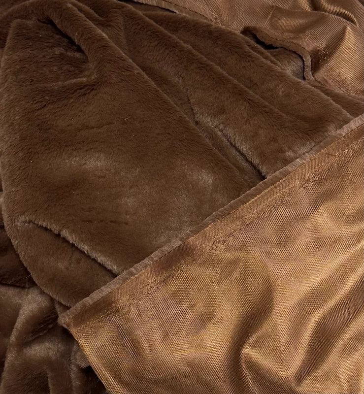 Coupon tissu fausse fourrure très douce et à poils courts marron 30cm x 155cm