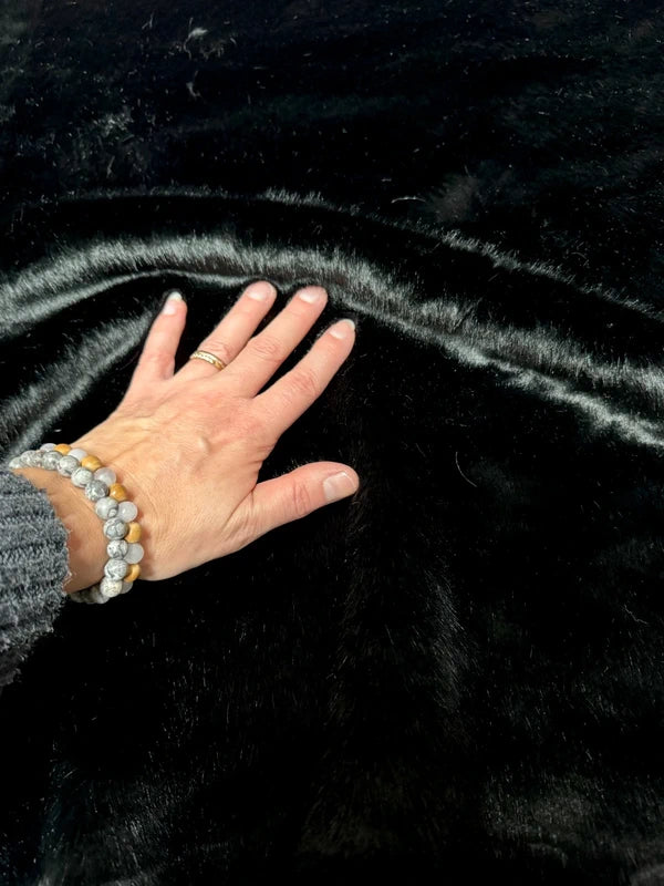 Coupon tissu fausse fourrure douce de qualité noir à poils moyens 30cmx155cm