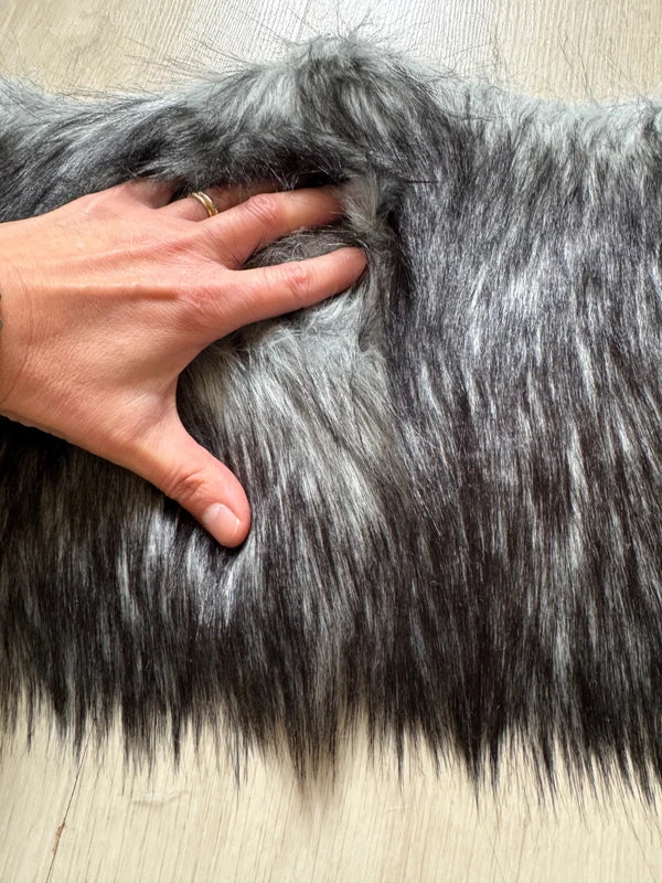Coupon tissu de qualité fausse fourrure à poils longs doux gris et noir 22cm x 162cm