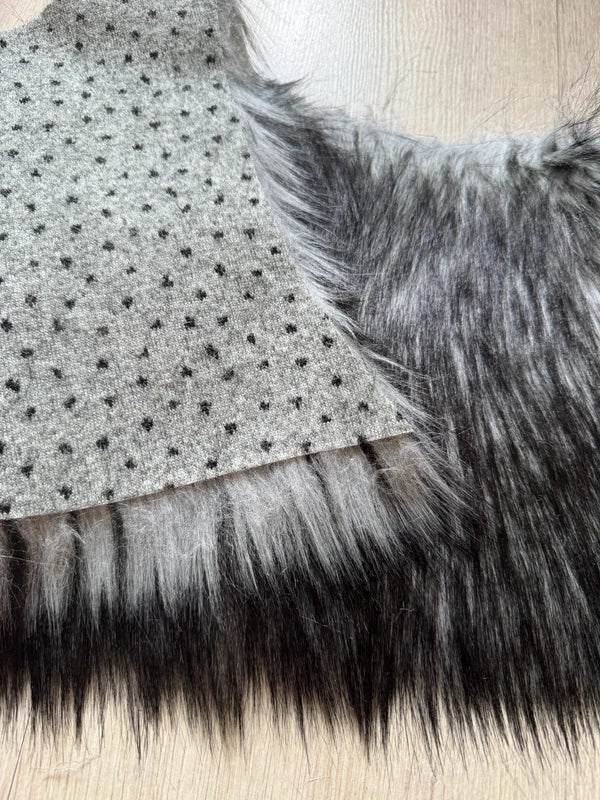 Coupon tissu de qualité fausse fourrure à poils longs doux gris et noir 22cm x 162cm