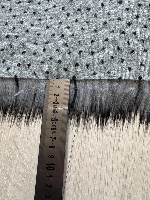 Coupon tissu de qualité fausse fourrure à poils longs doux gris et noir 22cm x 162cm