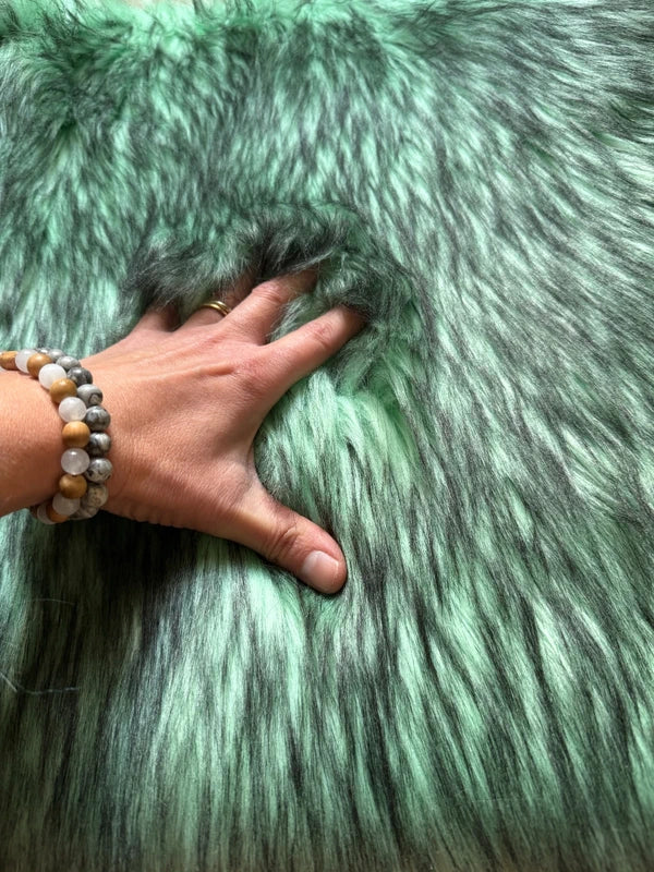 Coupon tissu de qualité fausse fourrure à poils longs doux vert et noir 45cm x 36cm