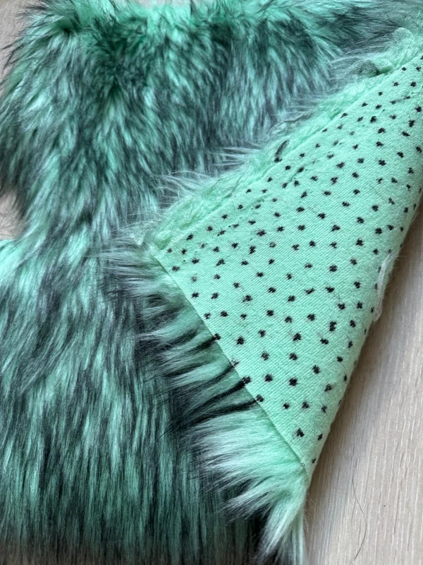 Coupon tissu de qualité fausse fourrure à poils longs doux vert et noir 45cm x 36cm