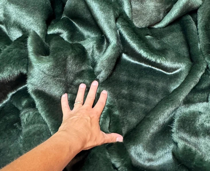 Coupon tissu fausse fourrure très douce à poils mi-longs vert foncé 30cm x 150cm