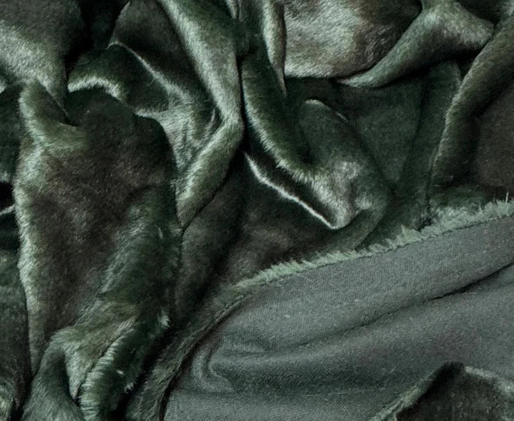Coupon tissu fausse fourrure très douce à poils mi-longs vert foncé 30cm x 150cm