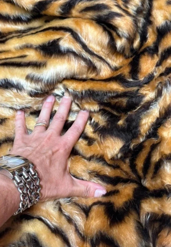 Coupon tissu fausse fourrure douce, et légère à mi-poils longs imprimé marron et jaune 30cm x 153cm