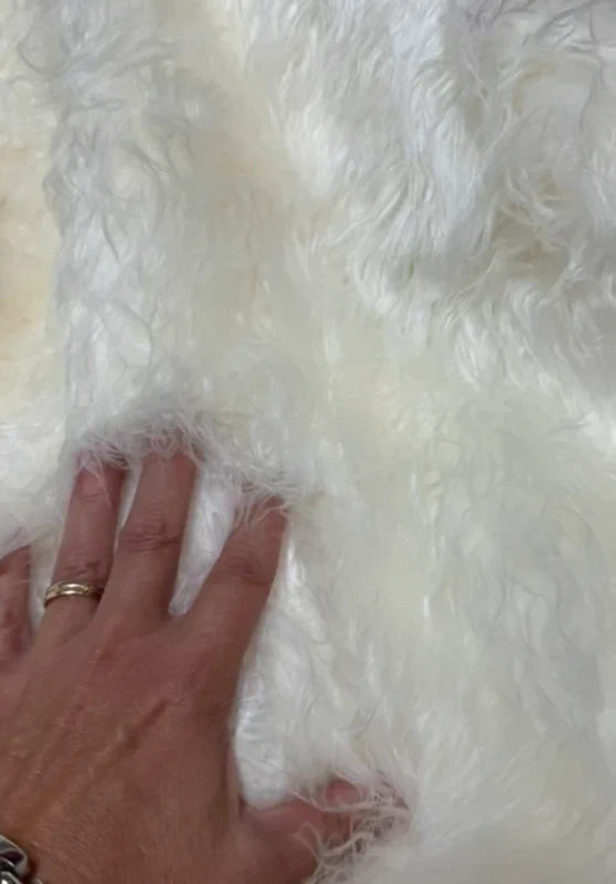 Fausse fourrure douce de qualité à poils longs légèrement ondulés blanc cassé 30cm x 154cm