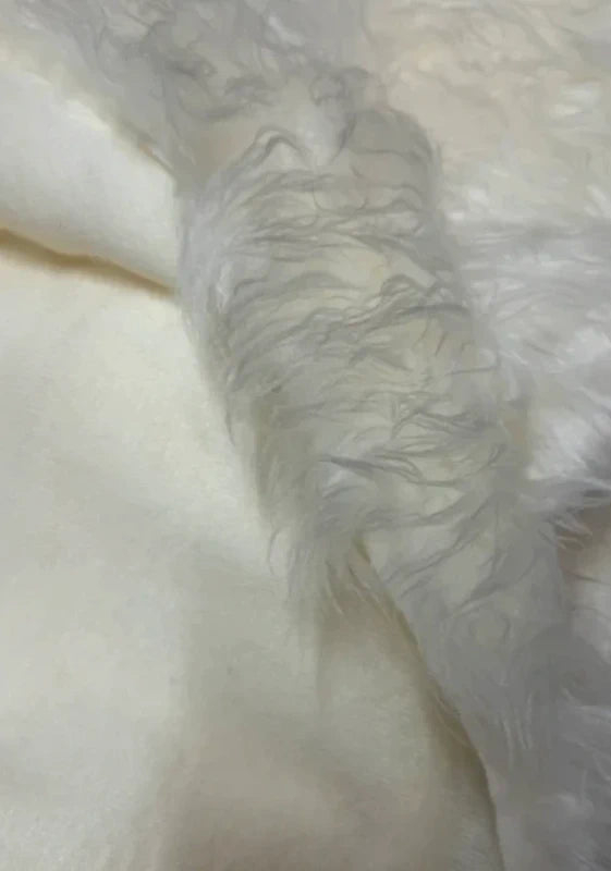 Fausse fourrure douce de qualité à poils longs légèrement ondulés blanc cassé 30cm x 154cm