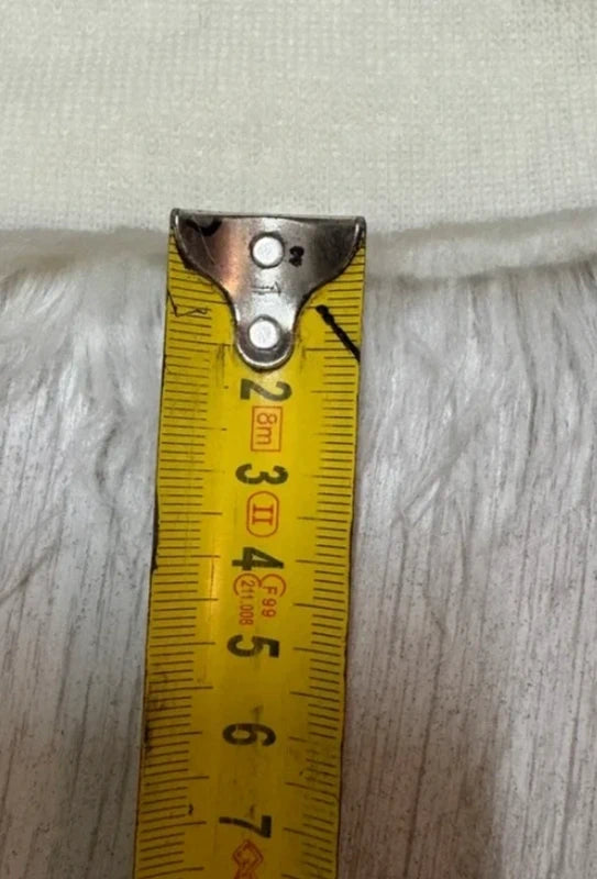 Fausse fourrure douce de qualité à poils longs légèrement ondulés blanc cassé 30cm x 154cm