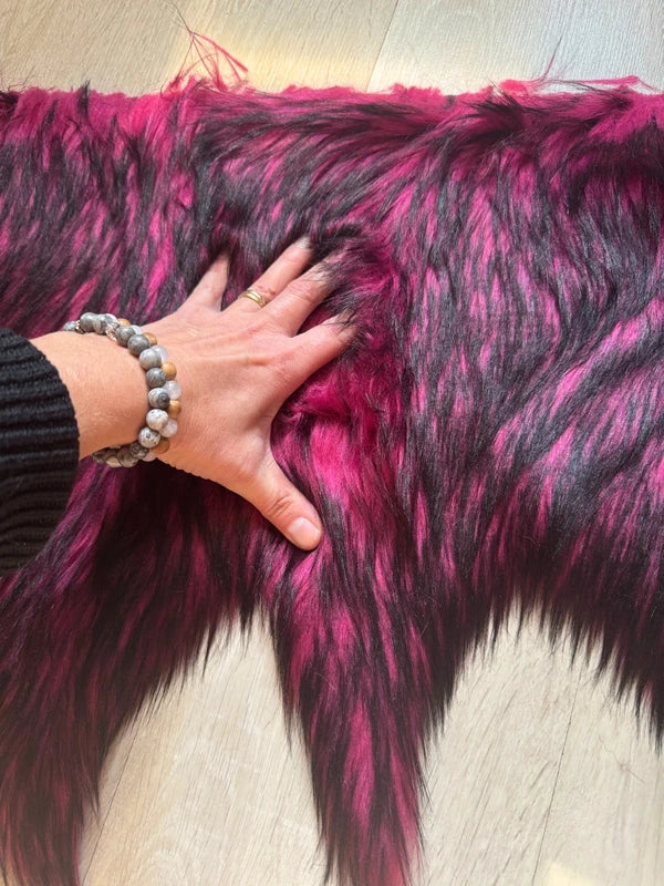 Fausse fourrure de qualité à poils longs doux fuchsia et noir 23cm x 80cm