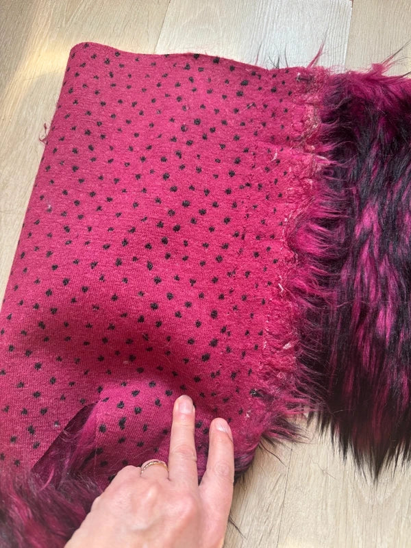 Fausse fourrure de qualité à poils longs doux fuchsia et noir 23cm x 80cm