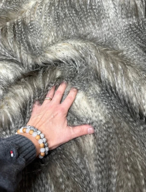 Fausse fourrure gris nuancé poils très longs 6/7 cm effet plumes – Coupon 30×40 cm