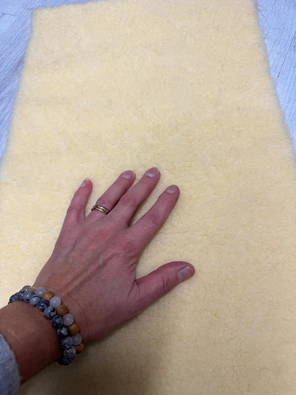 Coupon tissu fausse fourrure effet moutonné épaisse beige crème 50cm x 30cm