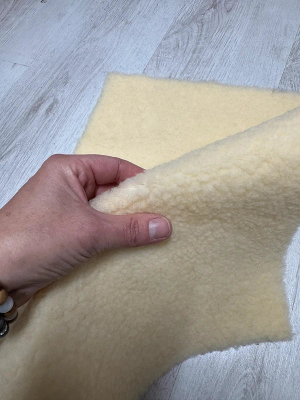 Coupon tissu fausse fourrure effet moutonné épaisse beige crème 50cm x 30cm