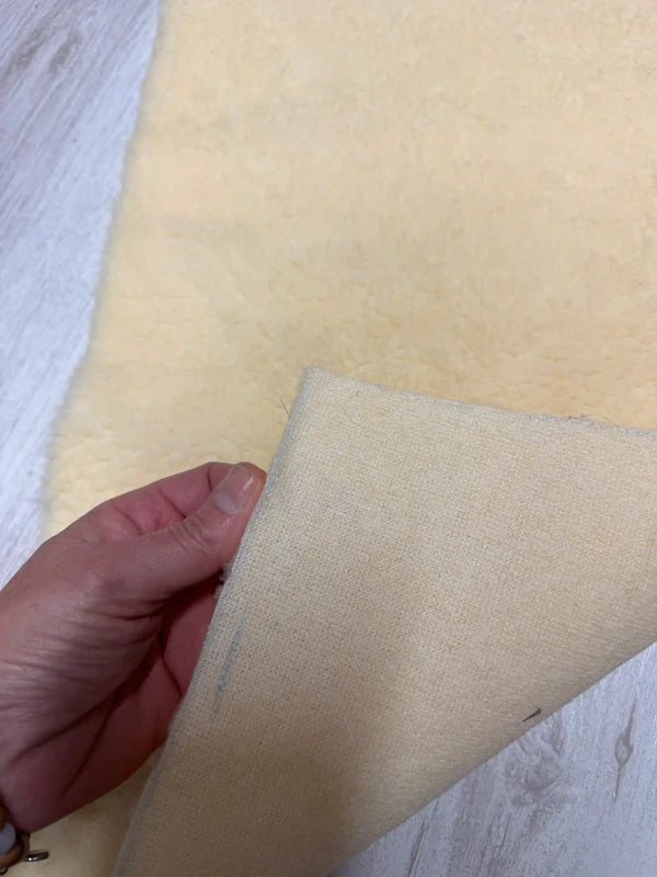 Coupon tissu fausse fourrure effet moutonné épaisse beige crème 50cm x 30cm