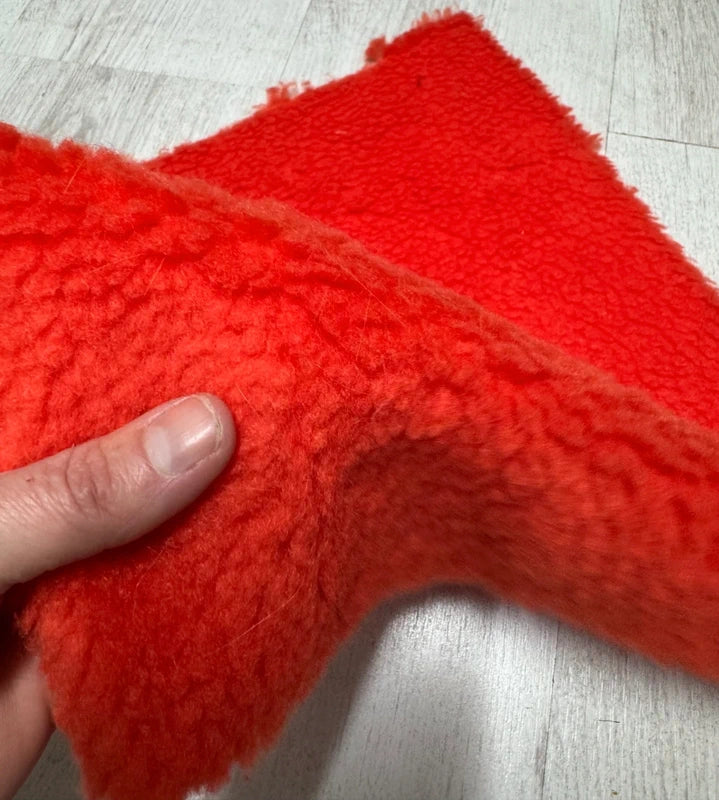 Coupon tissu fausse fourrure douce moutonnée à poils épais rouge orange 40cm x 35cm