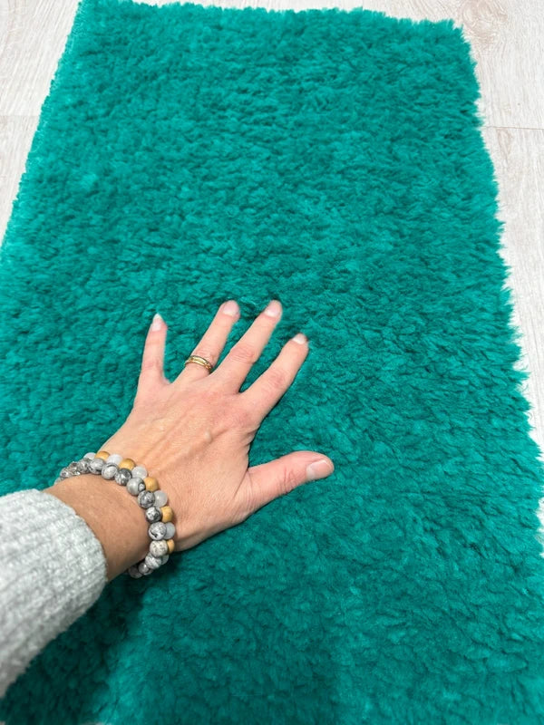 Coupon couture tissu fausse fourrure douce et épaisse à poils mi-longs vert émeraude 50cm x 30cm