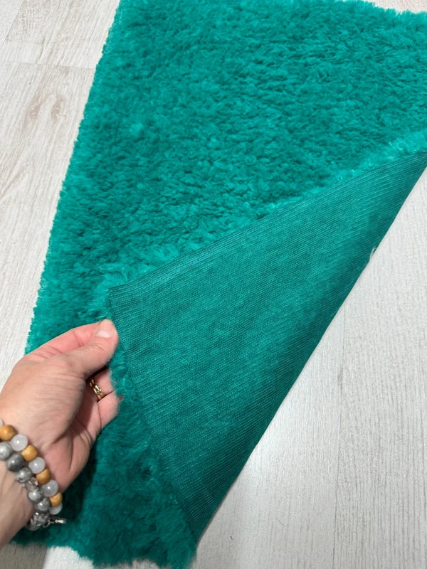 Coupon couture tissu fausse fourrure douce et épaisse à poils mi-longs vert émeraude 50cm x 30cm